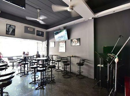 Escobar Guesthouse Pantai Jomtien Luaran gambar