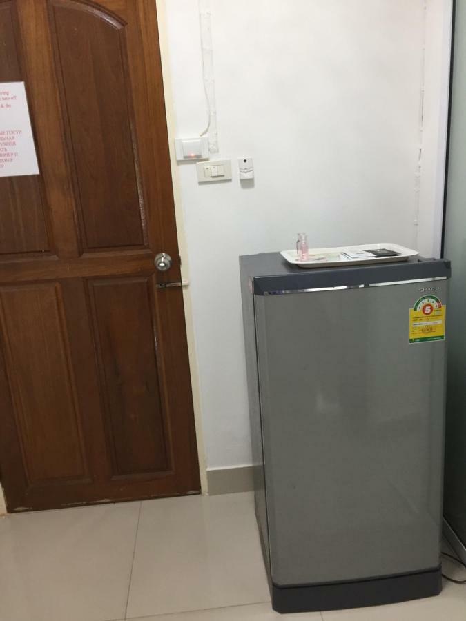 Escobar Guesthouse Pantai Jomtien Luaran gambar