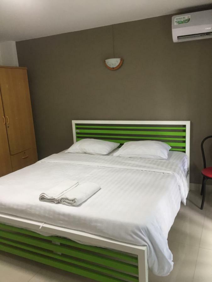 Escobar Guesthouse Pantai Jomtien Luaran gambar