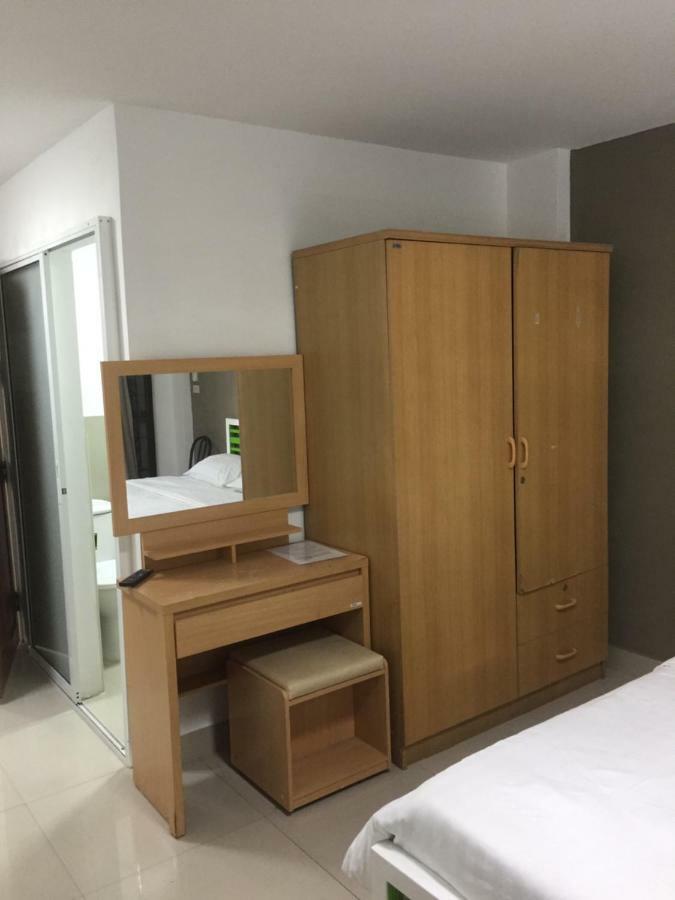 Escobar Guesthouse Pantai Jomtien Luaran gambar
