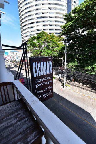 Escobar Guesthouse Pantai Jomtien Luaran gambar