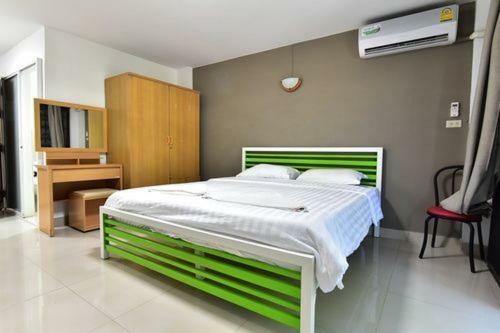 Escobar Guesthouse Pantai Jomtien Luaran gambar