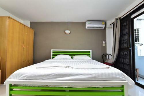 Escobar Guesthouse Pantai Jomtien Luaran gambar