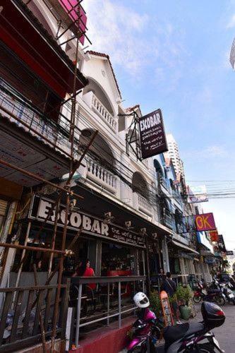 Escobar Guesthouse Pantai Jomtien Luaran gambar