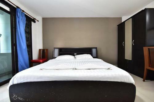 Escobar Guesthouse Pantai Jomtien Luaran gambar